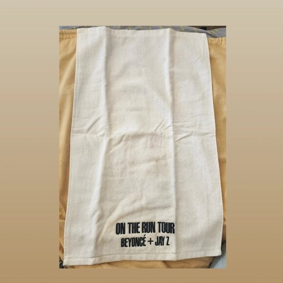 BEYONCE'S ON THE RUN TOUR TOWEL - JULY 11, 2014 - The Metlife Stadium - Picture 6 of 7